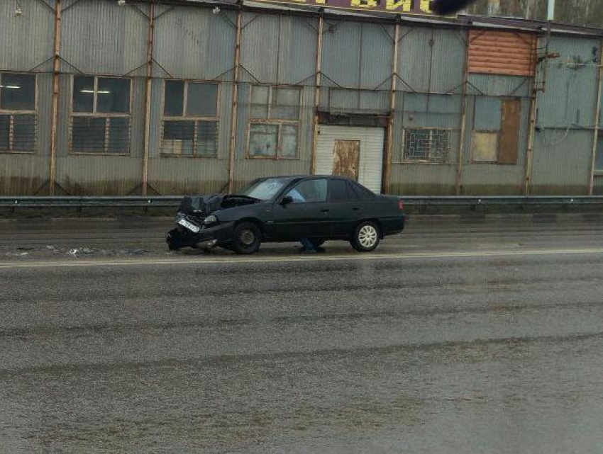 Водитель разбил головой лобовое в массовом ДТП в Воронеже
