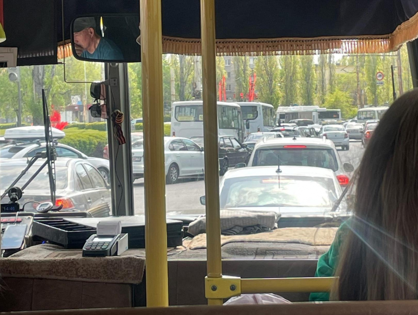 Огромная пробка остановила Остужевское кольцо в Воронеже