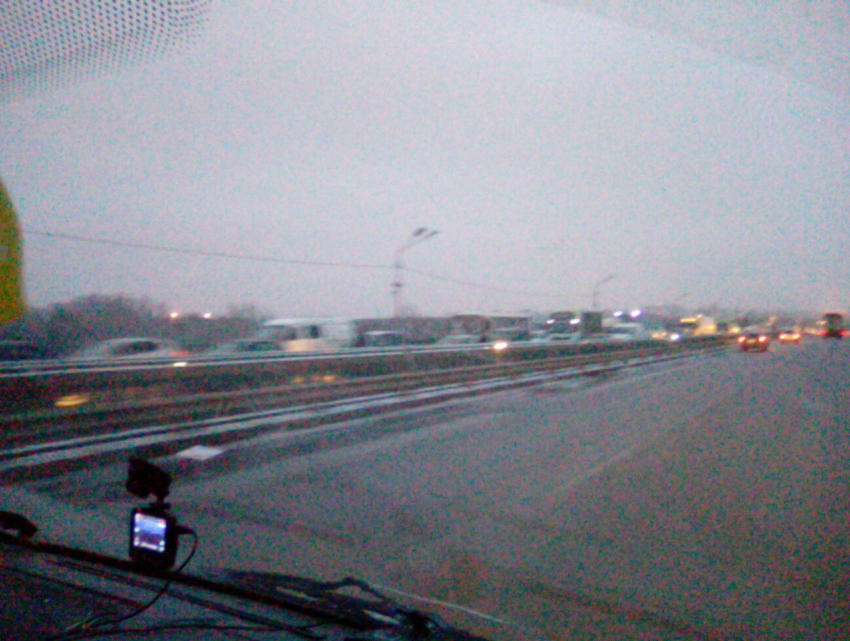 Многокилометровая пробка образовалась на выезде из Воронежа 