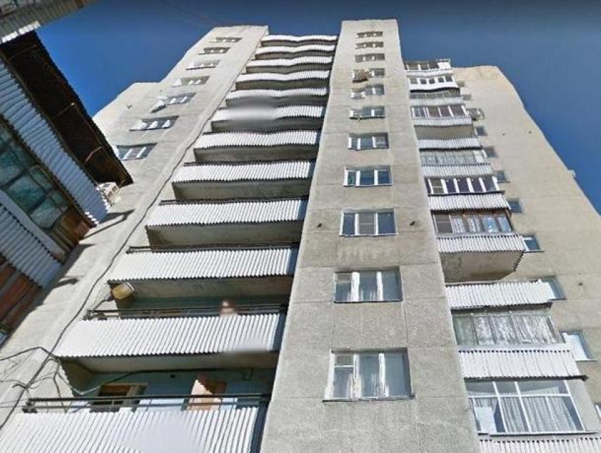 Девушку с порезами сняли с балкона 9-го этажа в Воронеже