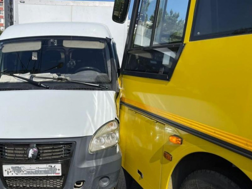 Неуправляемый автобус сбил водителя и врезался в «Газель» в Воронеже