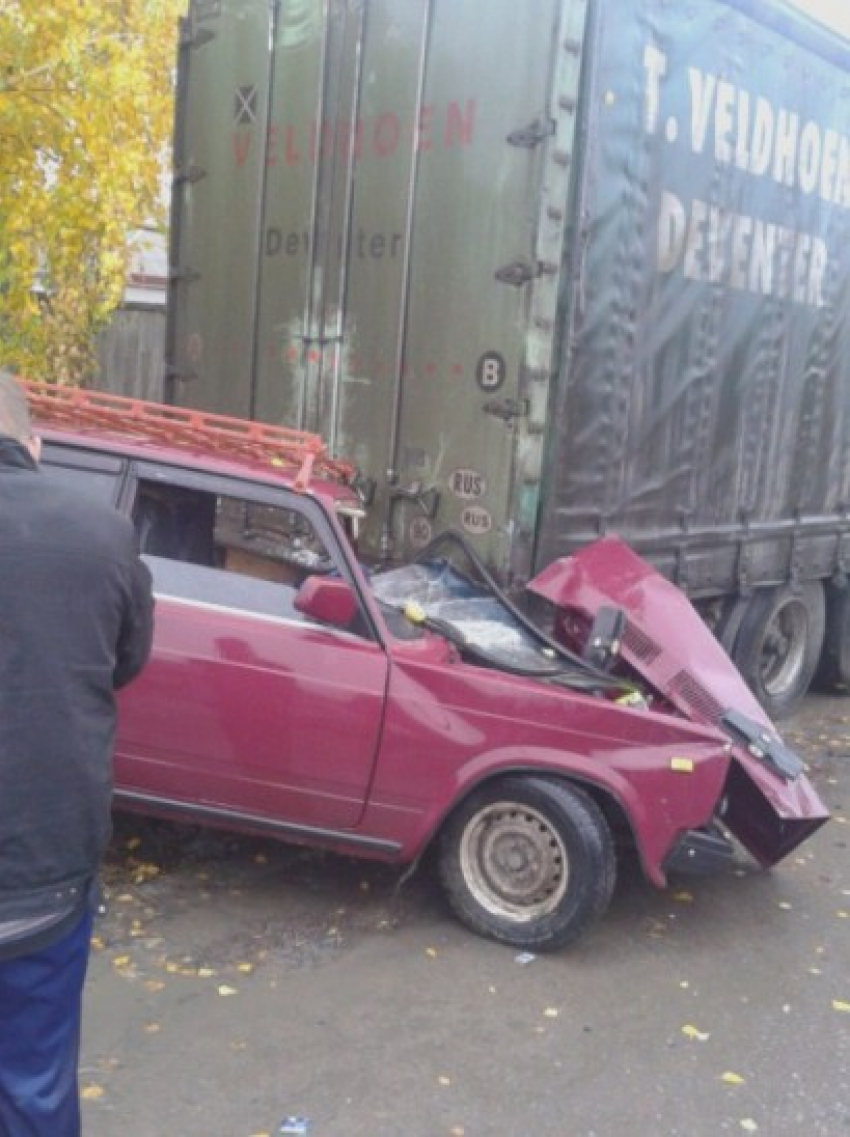 В Воронежской области «ВАЗ» врезался в грузовик «Мерседес»