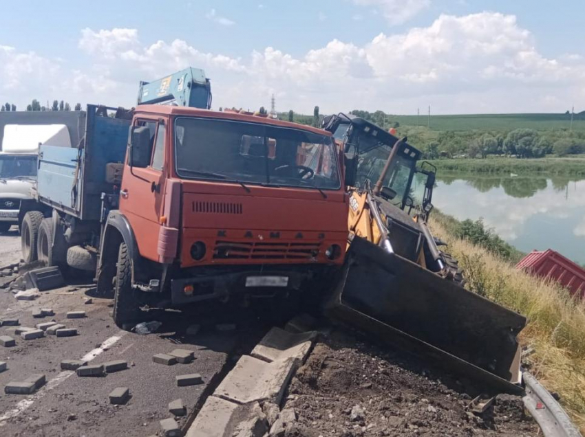 Число пострадавших в ДТП со строительной техникой под Воронежем увеличилось до шести