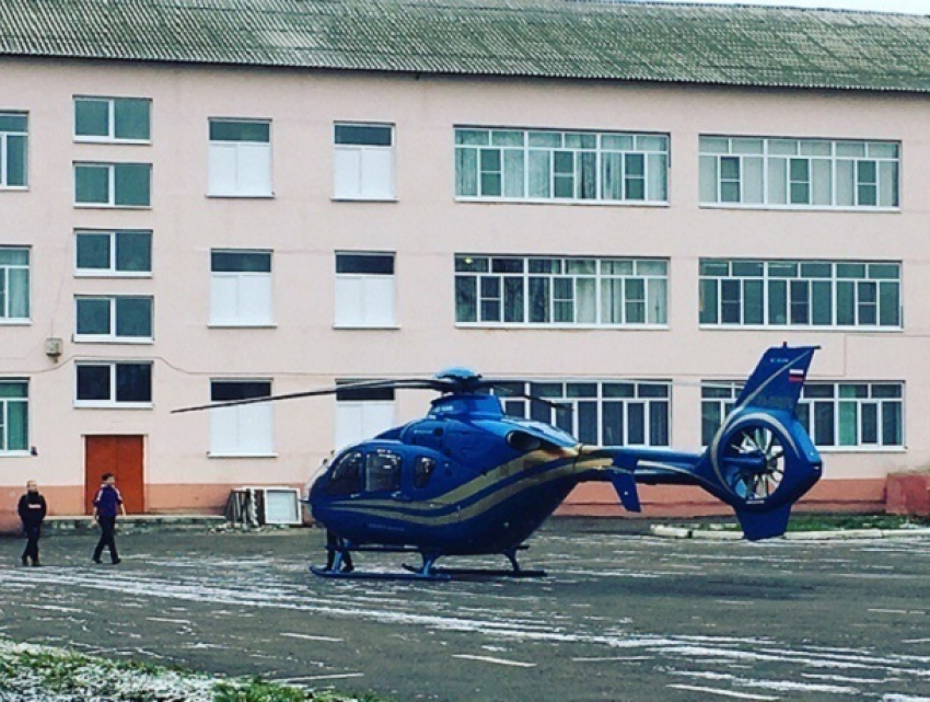 Воронежцы гадают о владельце внезапно приземлившегося у школы вертолета 