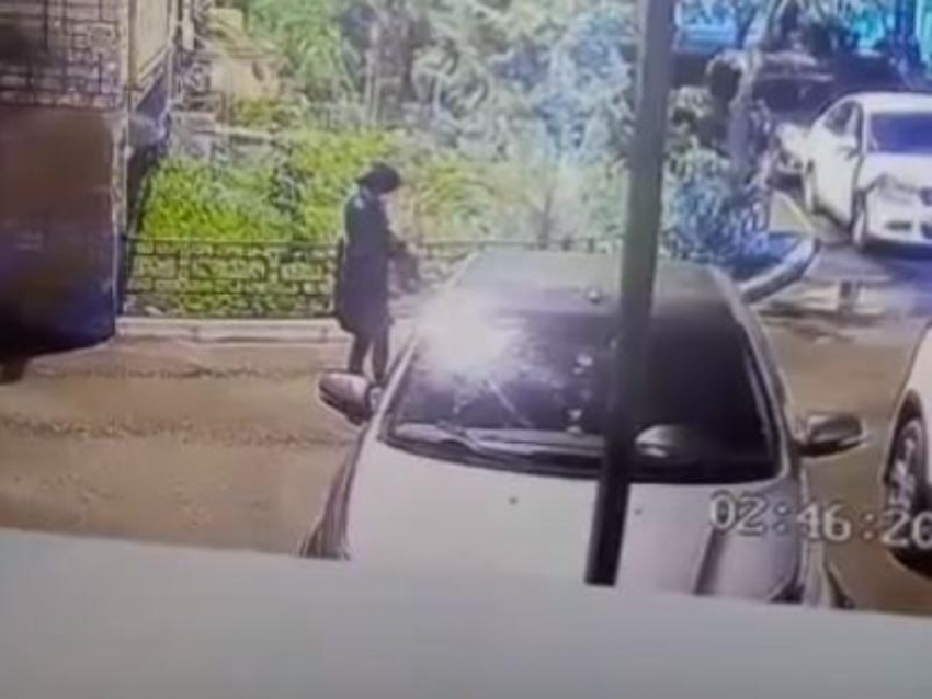 Разрушительница автомобилей попала на камеры наблюдения в Воронеже