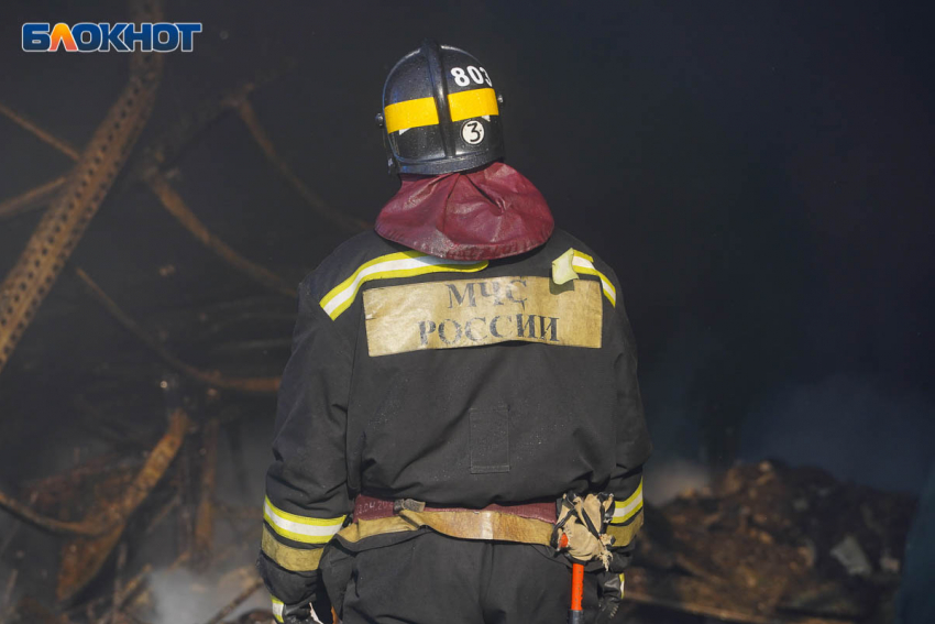 Бомж попал в больницу после пожара в заброшенном доме под Воронежем 