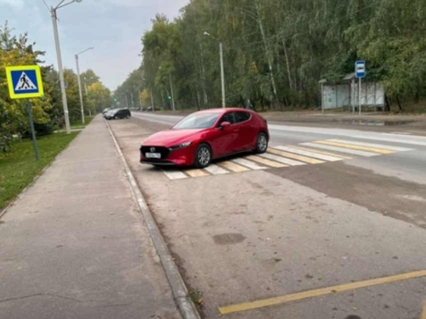 Сверхнаглую парковку красной иномарки заметили на переходе в Воронеже