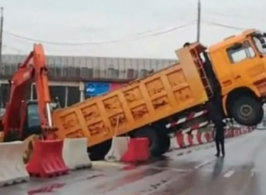 В Воронеже сняли на видео разгрузку самосвала на дыбах 