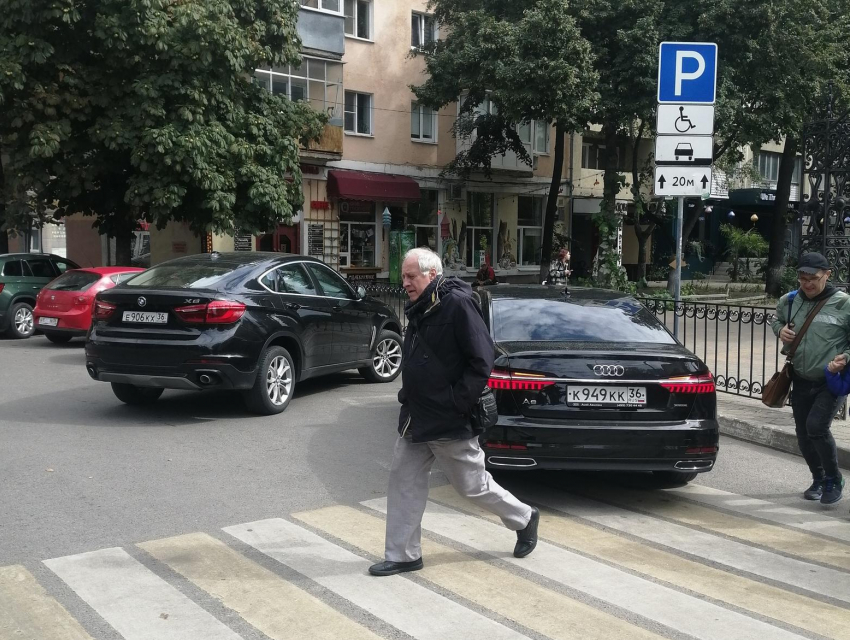 Водители премиальных иномарок наплевали на инвалидов в Воронеже