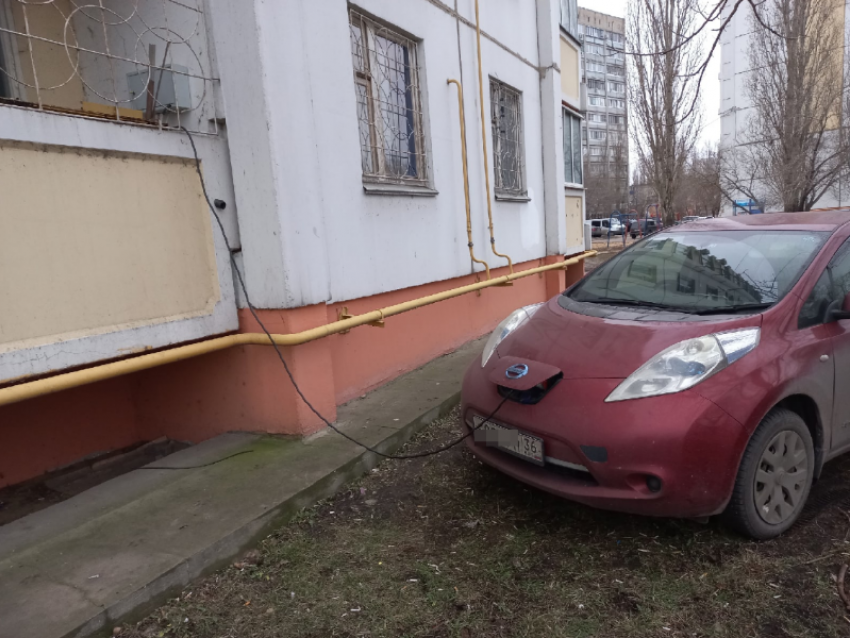 Зарядку электромобиля в неожиданном месте показали в Воронеже 
