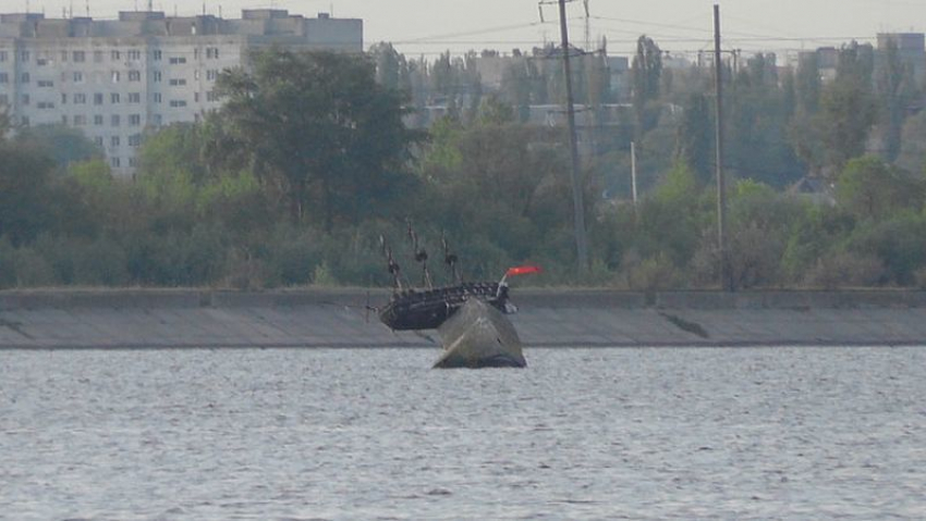 Воронежские коммунисты повесили знамя Победы на падающий кораблик