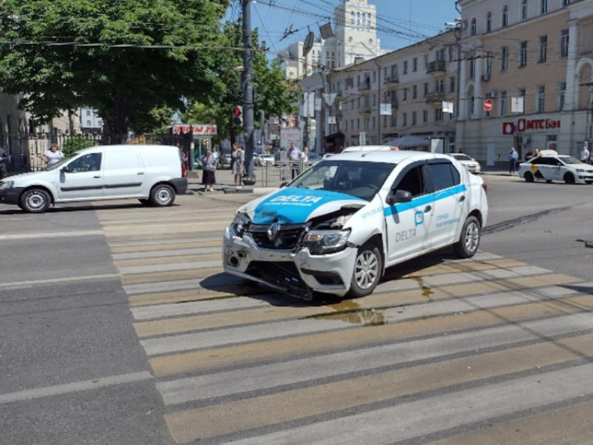 Улица в центре Воронежа встала намертво: автомобиль пультовой охраны попал в ДТП и загородил полосу 