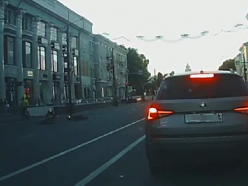 На видео попало, как таксист сносит парня на самокате в центре Воронежа