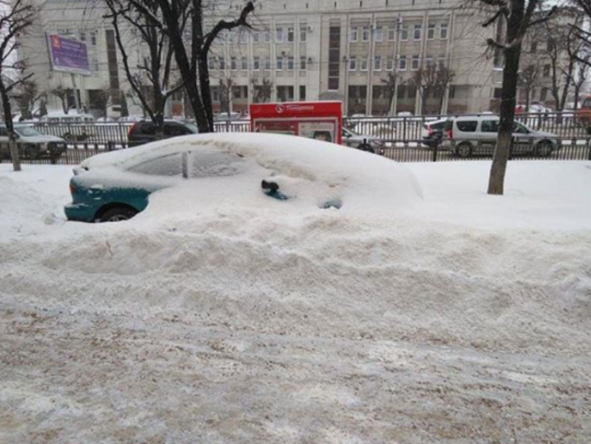 Похороненный под снегом автомобиль вызвал жалость воронежцев 