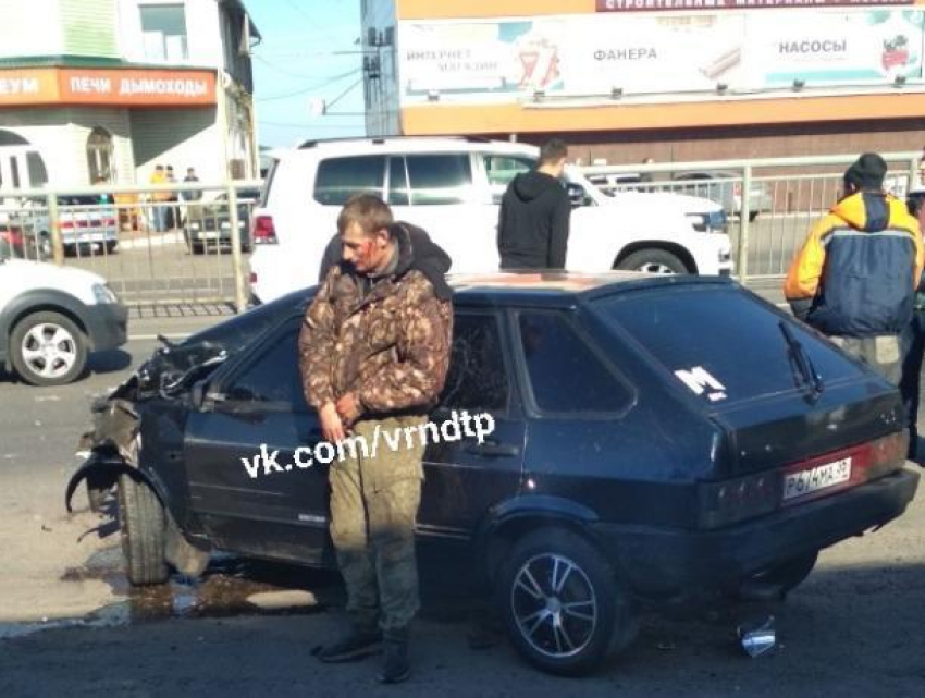 Автомобилист на ВАЗ застопорил движение на трассе под Воронежем