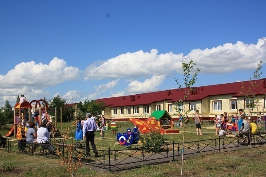 Благотворительный фонд УГМК «Дети России» и Представительство компании в Новохоперске подарили местным детям игровую площадку