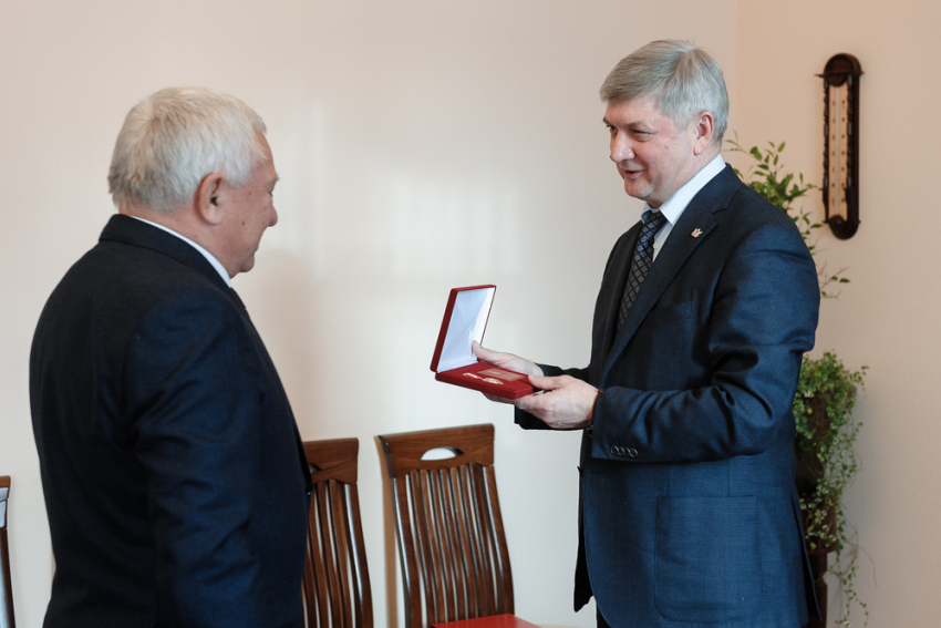 Директор воронежского завода «ЖБИ-2» получил от Гусева почетный знак
