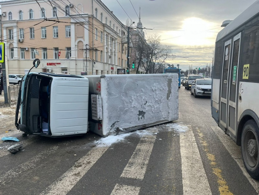 Появились подробности ДТП с фургоном, перегородившем дорогу в центре Воронежа