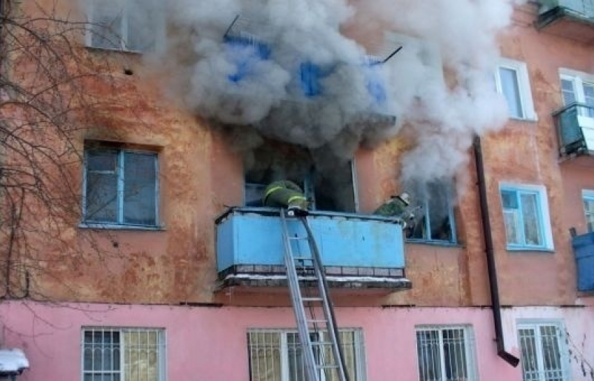 В Воронежской области пожарные спасли из полыхающей квартиры 3 человек