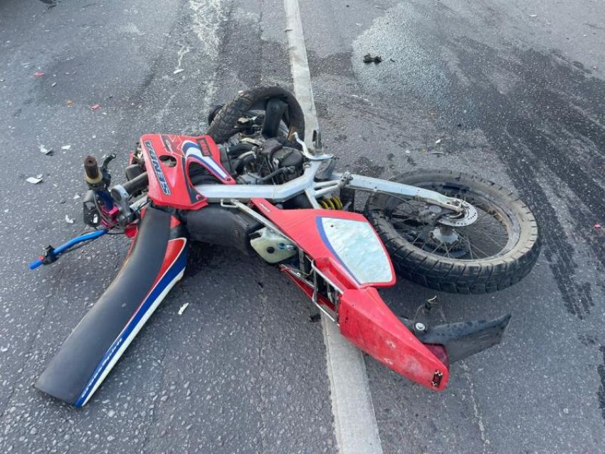 Мотоциклист врезался в две машины и погиб от полученных травм в Воронеже 