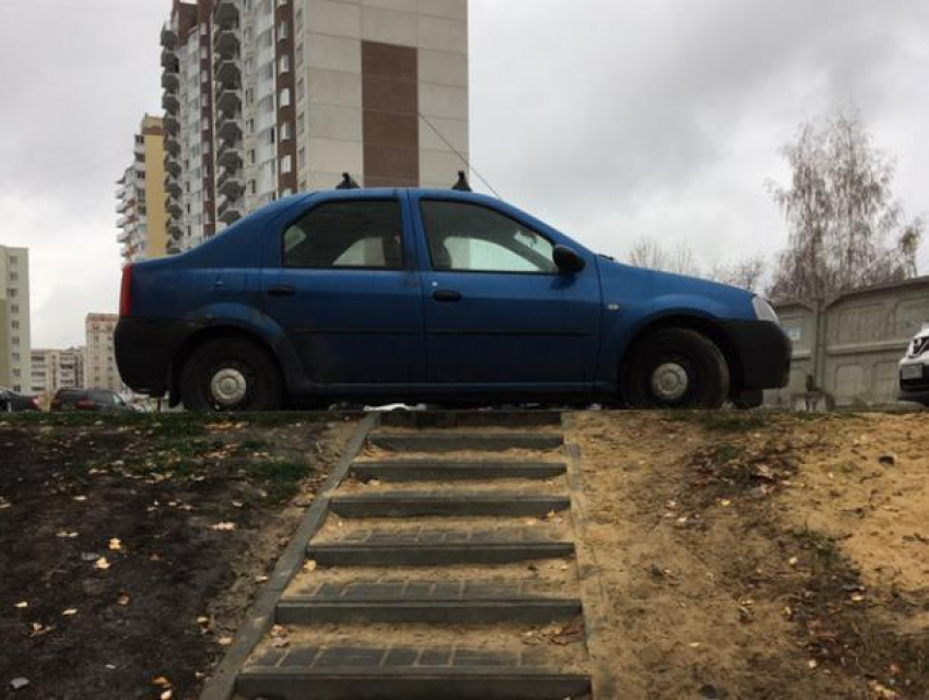 Презирающую пешеходов парковку легковушки показали на фото в Воронеже