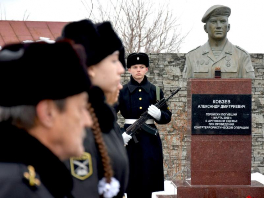 Под Воронежем почтили память десантника, подорвавшего гранатами себя вместе с боевиками у высоты 776 