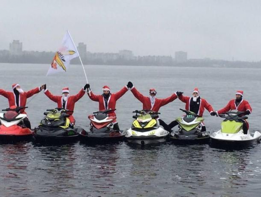Деды Морозы прокатились по Воронежскому водохранилищу на гидроциклах