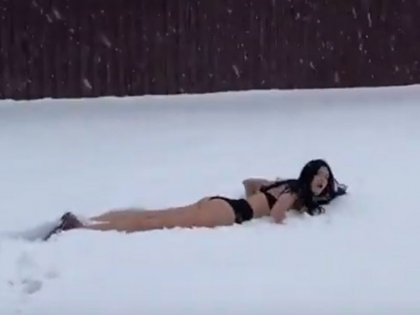 Включи видео застрял. Девушка в сугробе. Девушка на снегу в купальнике. Голова девушки в снегу. Девочка в сугробе.