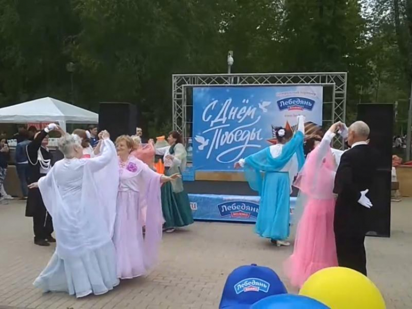 Трогательный вальс пенсионеров сняли в воронежском парке