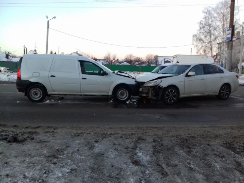 26-летний автомобилист выехал на «встречку» и устроил ДТП в Воронеже
