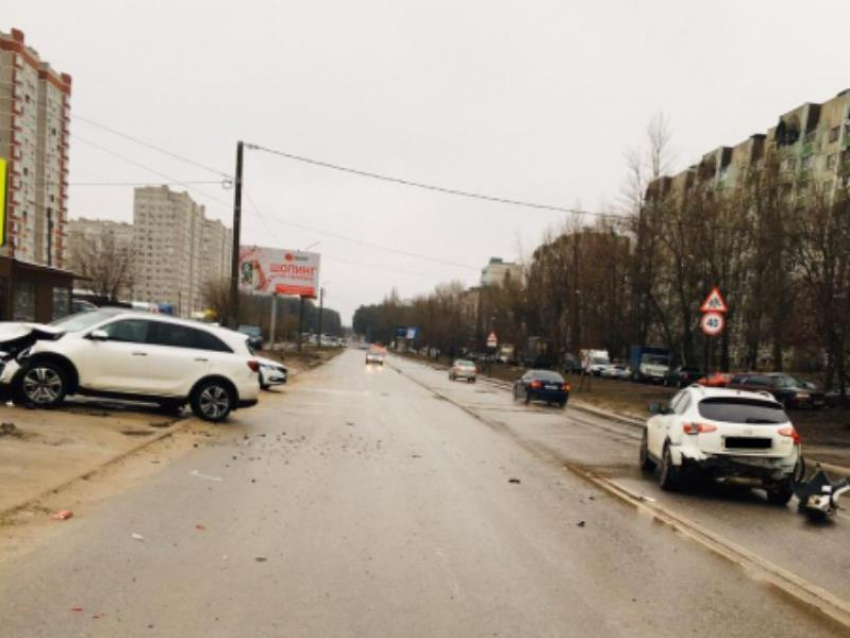 В дорогом ДТП с Kia и Infiniti пострадала женщина в Воронеже 