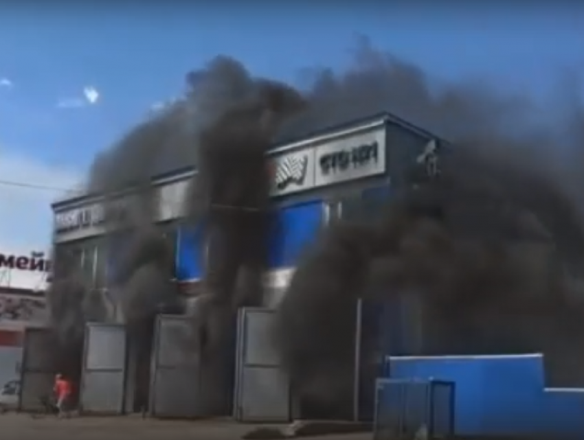 Завораживающий пожар станции техобслуживания сняли на видео в Воронежской области