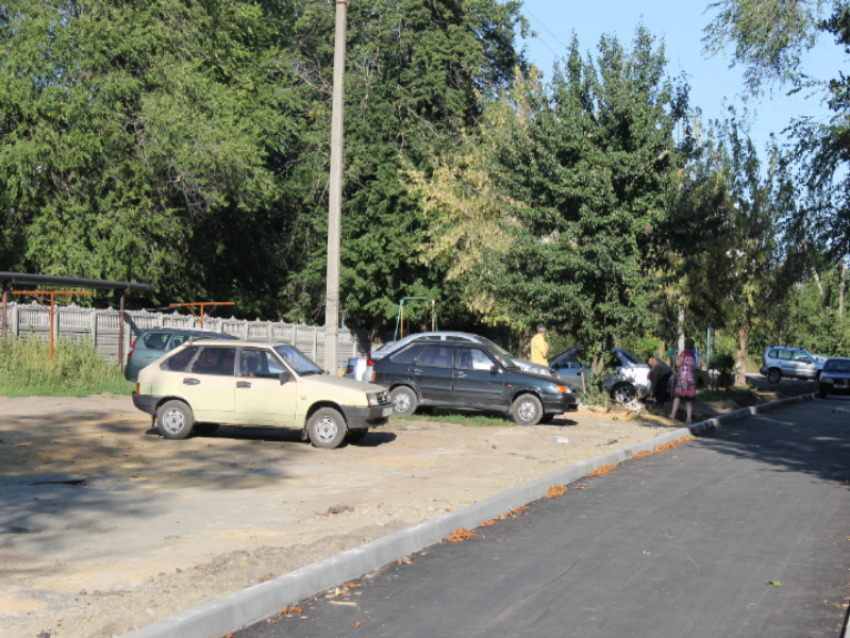 Общественники остались недовольны сделанным для галочки ремонтом двора в Воронежской области 