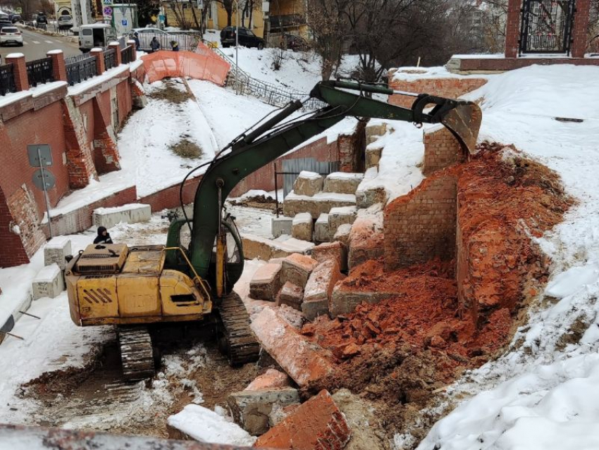 Стартовали восстановительные работы на подпорной стене Каменного моста Воронежа