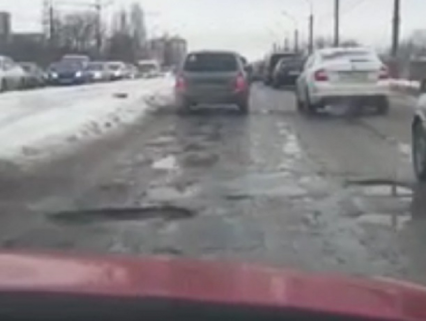 Автомобилист показал на видео ужасы проезда по виадуку в Воронеже 