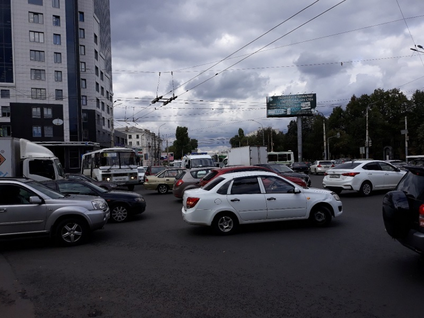 Центр Воронежа встал в мертвых пробках из-за неработающего светофора