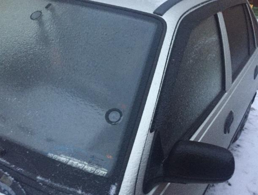 В Воронеже автомобилистам с утра пришлось отскребать лед с машин