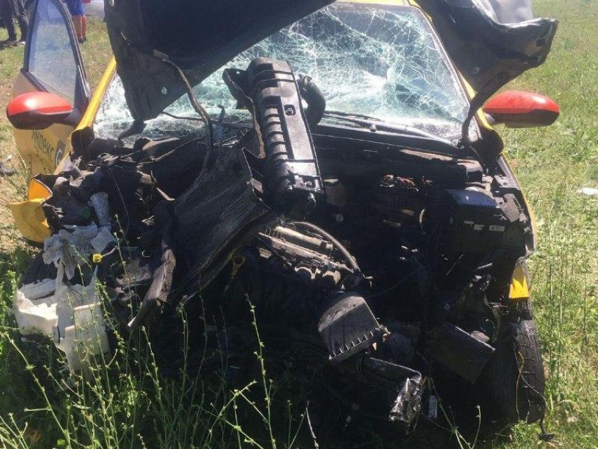 Жесткое столкновение такси с КамАЗом на трассе в Воронежской области – есть пострадавшие