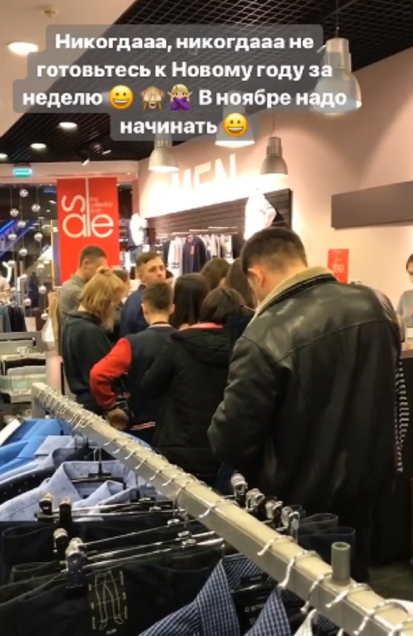 В магазинах Воронежа начались огромные очереди за подарками