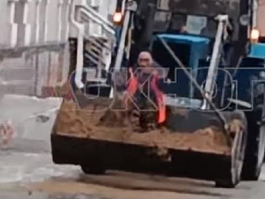 Нестандартная посыпка дороги-катка коммунальщиком попала на видео в Воронеже