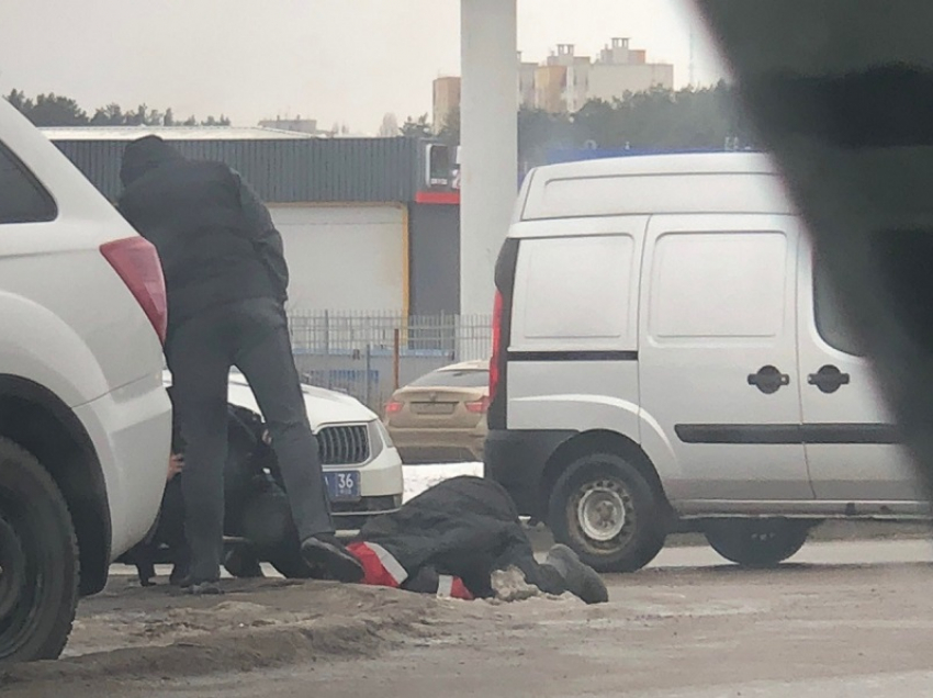 Мужчина неожиданно скончался у гипермаркета в Воронеже