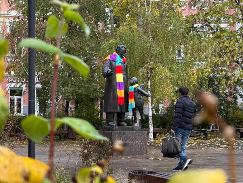 Самуил Маршак «согрелся» в ярком шарфе: воронежцы готовятся к детскому фестивалю