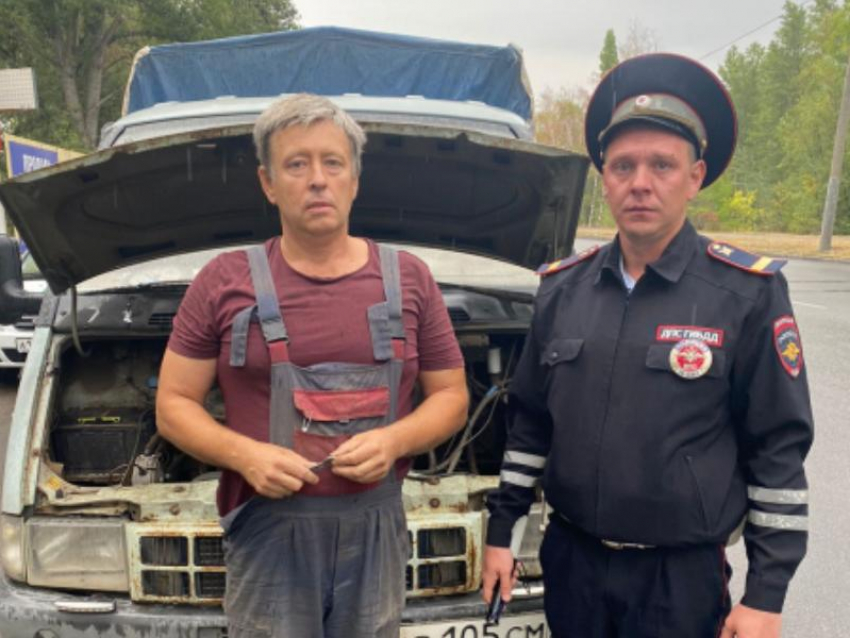 Дымящуюся на ходу «Газель» потушили полицейские в Воронеже
