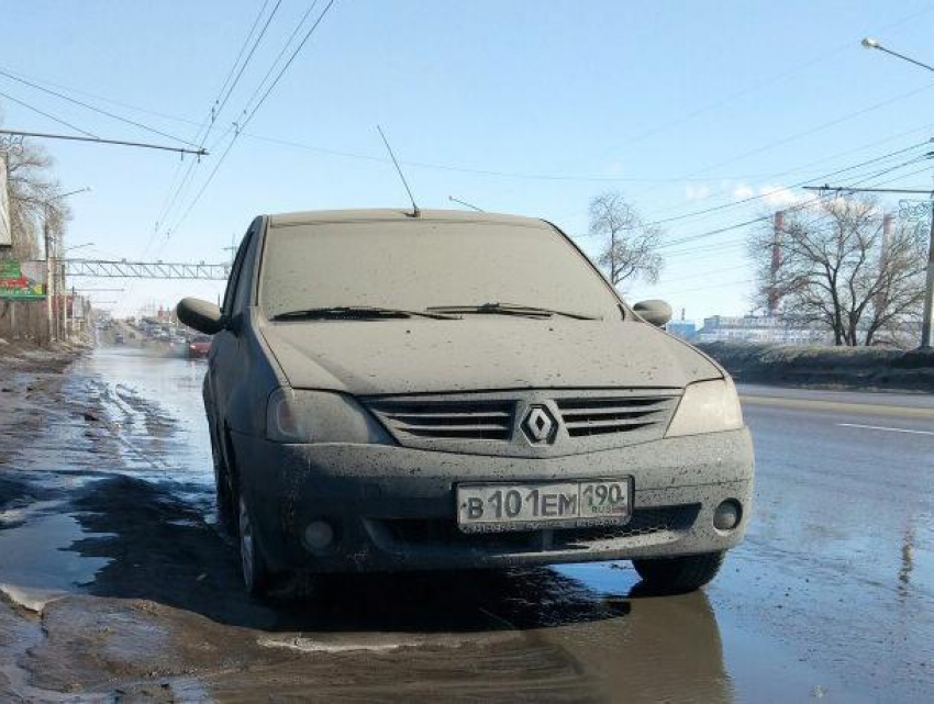 Брошенная в грязи иномарка с московскими номерами напугала воронежцев 