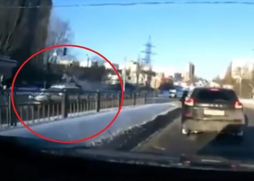 На видео попало, как «Субару» сбил женщину на улице 9 Января в Воронеже 