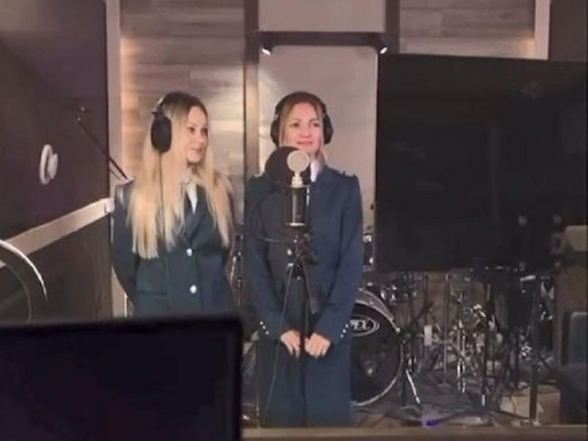 Сотрудницы ФНС необычным способом напомнили воронежцам об уплате налогов