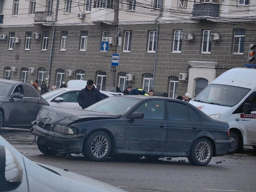 ДТП в центре Воронежа собрало пробку на нескольких улицах 