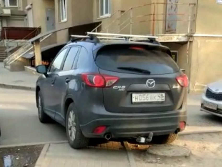 Заезжего мастера парковки на Mazda пристыдили в Воронеже