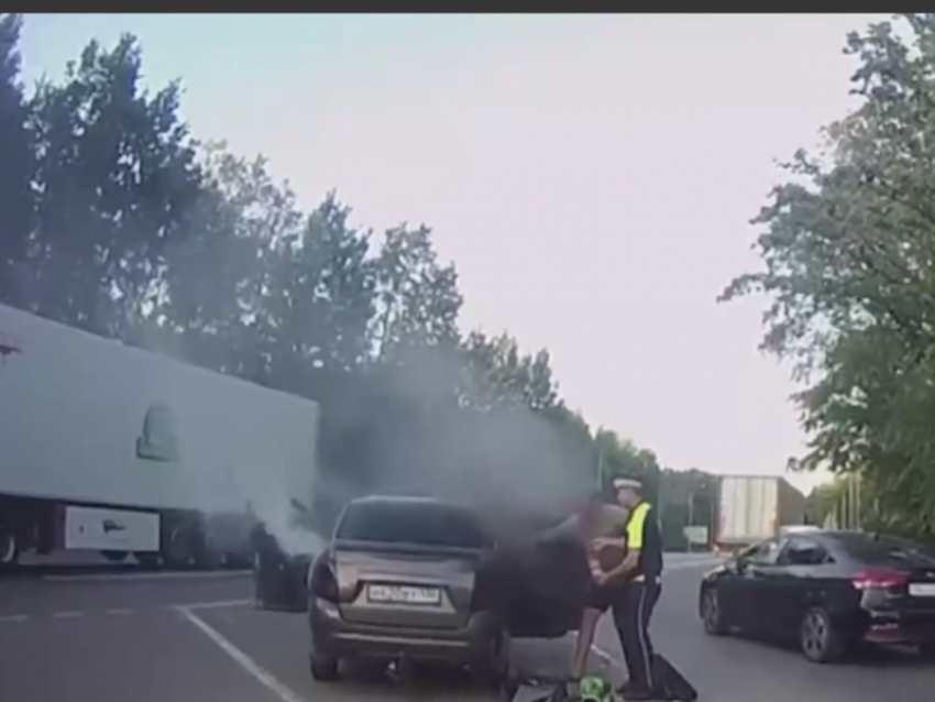 Горящий автомобиль потушили госавтоинспекторы в Воронежской области 