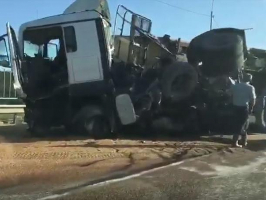 Жуткие последствия столкновения фуры и трактора на воронежской трассе сняли на видео